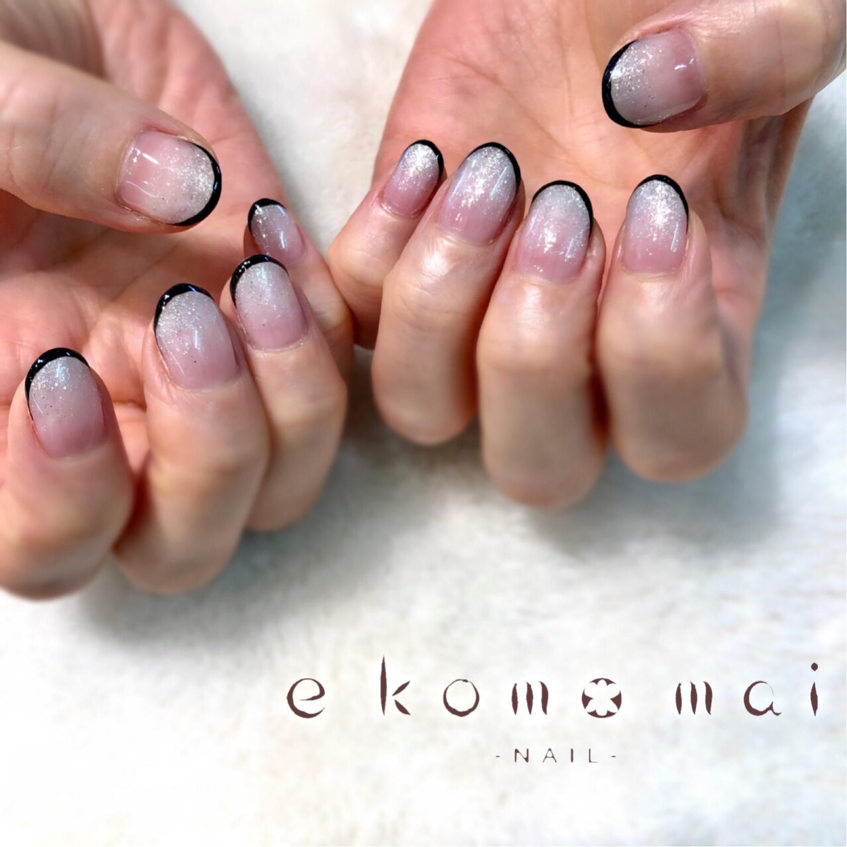 ラメグラデーションと先端細ラインのネイル 溝の口ネイルサロン E Komo Mai エコモマイ